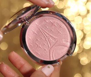Sananas en collaboration avec Becca Cosmetics : la Youtubeuse dévoile leur highlighter en vidéo !