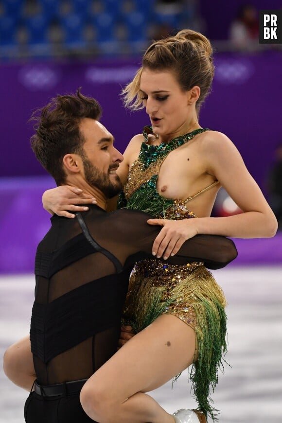 Jeux Olympiques 2018 à Pyeongchang : la patineuse française Gabriella Papadakis dévoile un sein sans le vouloir pendant sa performance avec Guillaume Cizeron !