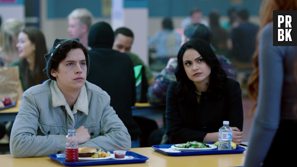 Riverdale saison 2 : le baiser de Jughead et Veronica confirmé en photo... et ça ne plaît pas aux fans
