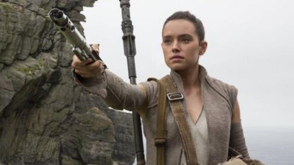 Star Wars 9 : J.J. Abrams pourrait annuler la révélation sur les parents de Rey dans Star Wars 8