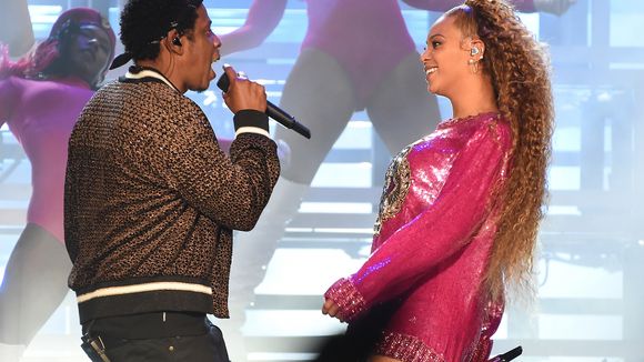 Beyoncé et Jay Z dévoilent leurs jumeaux en plein concert : les fans en folie, sauf que...