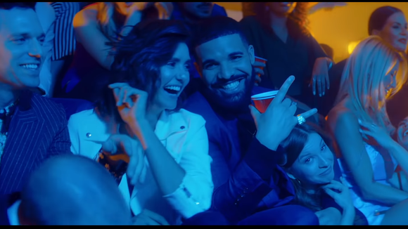 Clip "I'm Upset" : Drake retrouve le casting de Degrassi pour une soirée délirante