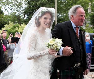 Rose Leslie et son père arrivent à l'église pour son mariage le 23 juin 2018 en Ecosse