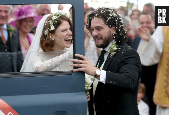 Kit Harington et Rose Leslie souriants après leur mariage le 23 juin 2018 en Ecosse