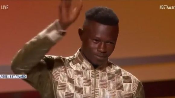 Mamoudou Gassama : le héros qui a sauvé un enfant récompensé parmi les stars aux BET Awards