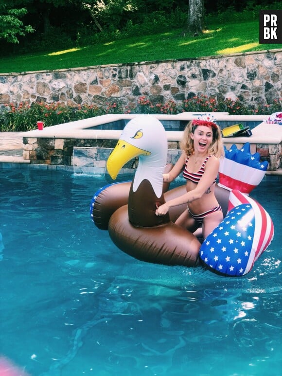 Miley Cyrus en mode piscine pour le 4 juillet 2018