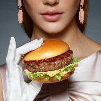 McDonald&#039;s ouvre un resto de luxe éphémère avec cloche en argent et couverts en diamants 🍔
