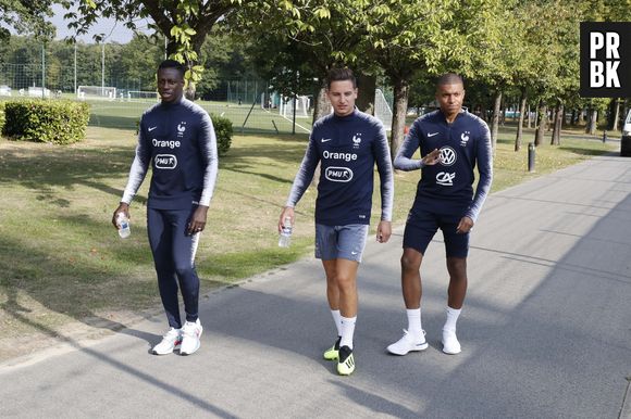 Grimaces d'Antoine Griezmann, musique dans les vestiaires... Le cérémonial avant match des Bleus.