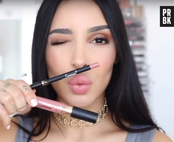 Sananas lance sa marque de maquillage : la Youtubeuse dévoile ses produits Sananas Beauty en vidéo.