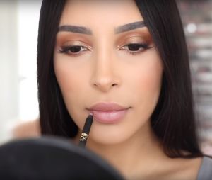Sananas lance sa marque de maquillage : la Youtubeuse dévoile ses produits Sananas Beauty en vidéo.