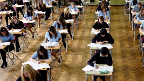 #pasdevague : les enseignants expriment leur colère après la vidéo de la prof braquée à Créteil