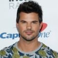 Taylor Lautner en couple : il officialise avec sa nouvelle petite amie