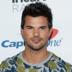 Taylor Lautner en couple : il officialise avec sa nouvelle petite amie ❤