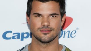 Taylor Lautner en couple : il officialise avec sa nouvelle petite amie ❤