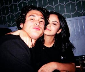 Camila Mendes critiquée pour son couple avec Charles Melton : elle tacle violemment un internaute