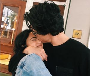 Camila Mendes critiquée pour son couple avec Charles Melton : "je n'ai jamais été aussi heureuse de ma vie"