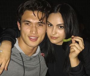 Camila Mendes critiquée pour son couple avec Charles Melton : elle répond aux haters