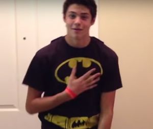 Noah Centineo en Batman pour danser sur du Justin Bieber : la vidéo flashback assez drôle