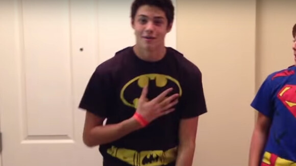 Noah Centineo en Batman pour danser sur du Justin Bieber : la vidéo flashback assez drôle