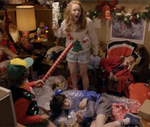 Stranger Things : les acteurs emballent des cadeaux de Noël pour les fans... ça tourne mal