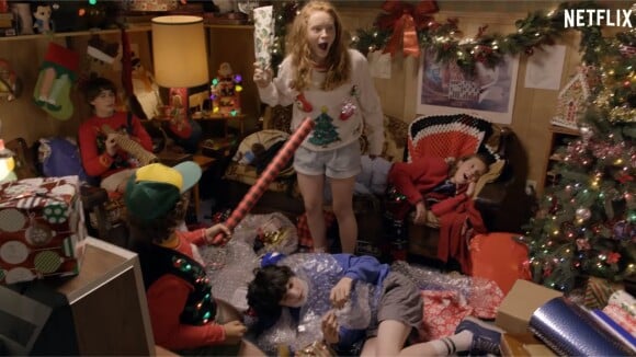 Stranger Things : les acteurs emballent des cadeaux de Noël pour les fans... ça tourne mal