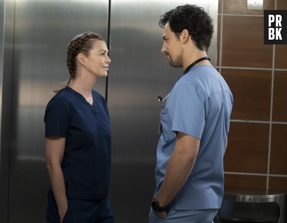 Grey's Anatomy saison 15, épisode 9 : Meredith (Ellen Pompeo) et Andrew (Giacomo Gianiotti) sur une photo