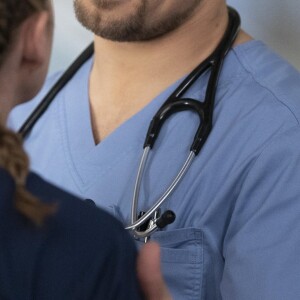 Grey's Anatomy saison 15, épisode 9 : Andrew (Giacomo Gianiotti) sur une photo