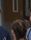 Grey's Anatomy saison 15, épisode 9 : Link (Chris Carmack) et DeLuca (Giacomo Gianniotti) sur une photo