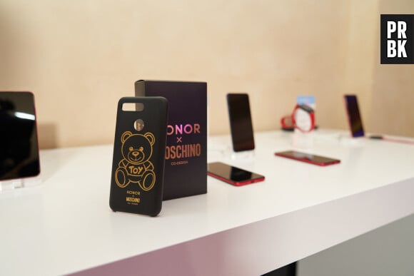 Honor x Moschino : le Honor View 20 aux couleurs de la marque italienne.