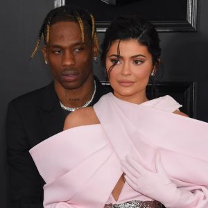 Kylie Jenner trompée par Travis Scott ? Le rappeur déclare sa flamme à la mère de son enfant, elle voudrait rester en couple avec lui.