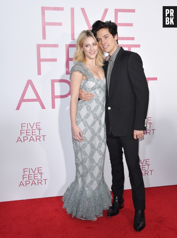Cole Sprouse et Lili Reinhart prennent la pose à l'avant-première du film Five Feet Apart le 7 mars 2019