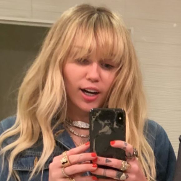 Miley Cyrus se transforme de nouveau en Hannah Montana