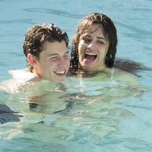 Shawn Mendes et Camila Cabello en couple : ces nouvelles photos de baisers torrides et de câlins ne laissent plus aucun doute