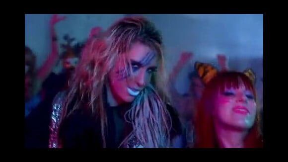 Kesha ... Regardez la nouvelle version de son clip Take It Off