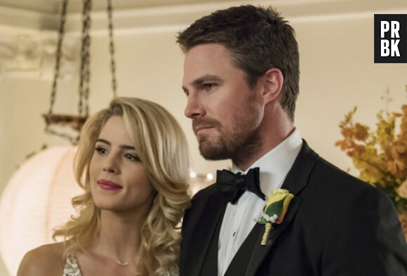 Arrow saison 8 : Stephen Amell déçu de l'absence d'Emily Bett Rickards (Felicity) : "J'aurais préféré qu'elle reste jusqu'à la fin"