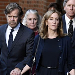 Felicity Huffman accompagnée de son mari William H. Macy au tribunal de Boston le 13 septembre 2019