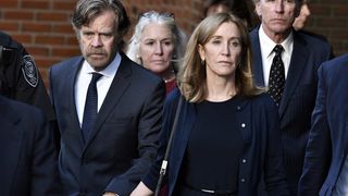 Felicity Huffman condamnée à la prison dans le scandale des admissions à l'université