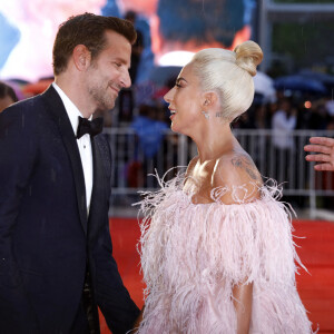 Lady Gaga et Bradley Cooper amoureux ? Elle revient sur les rumeurs