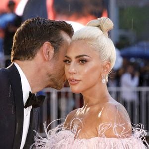Lady Gaga et Bradley Cooper amoureux ? Elle revient sur les rumeurs