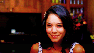 Vanessa Hudgens reprend (et massacre) une chanson culte de High School Musical au karaoké