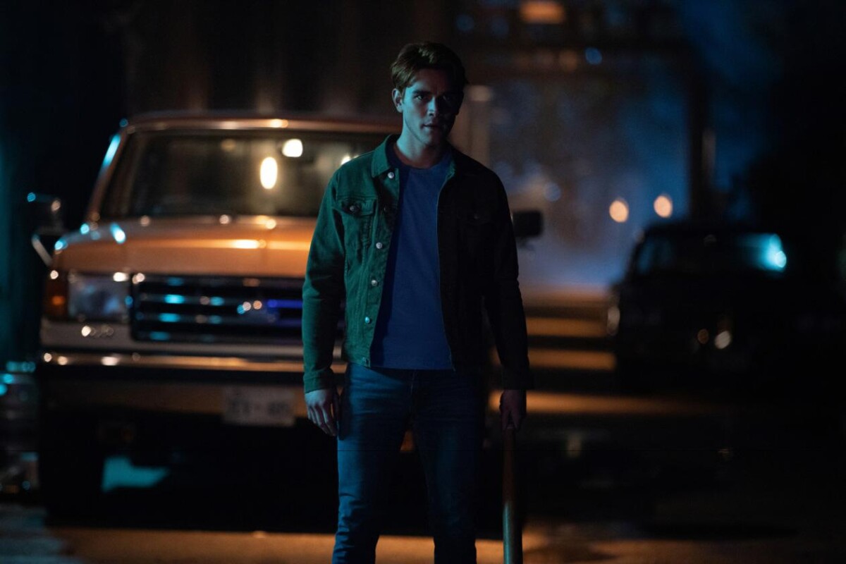 Photo : Riverdale saison 4, épisode 9 : Archie (KJ Apa) sur une photo