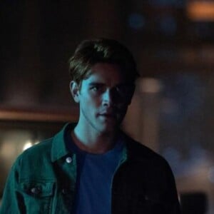 Riverdale saison 4, épisode 9 : Archie (KJ Apa) sur une photo