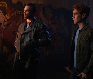 Riverdale saison 4, épisode 9 : Archie (KJ Apa) et FP (Skeet Ulrich) font équipe sur une photo