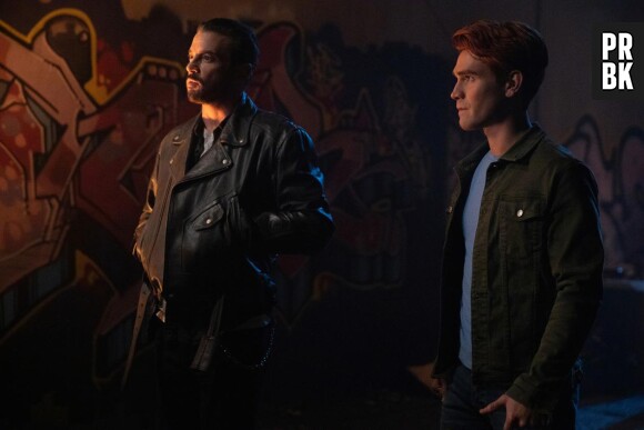 Riverdale saison 4, épisode 9 : Archie (KJ Apa) et FP (Skeet Ulrich) font équipe sur une photo