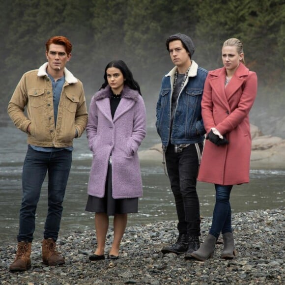 Riverdale saison 4, épisode 9 : Archie, Veronica, Jughead, Betty et Toni sur une photo