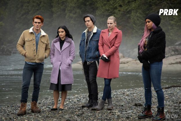 Riverdale saison 4, épisode 9 : Archie, Veronica, Jughead, Betty et Toni sur une photo