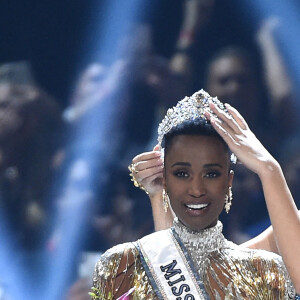 Miss Univers 2019 : Miss Afrique du sud gagnante, Maëva Coucke dans le top 10 malgré sa chute