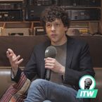 Vivarium : "C'est mieux qu'un épisode Black Mirror" selon Jesse Eisenberg (Interview)