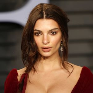 Emily Ratajkowski enceinte de son premier enfant : elle dévoile son baby bump 🤰