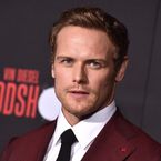 Sam Heughan (Outlander) sait tuer quelqu'un avec... un téléphone (et ça l'effraie)